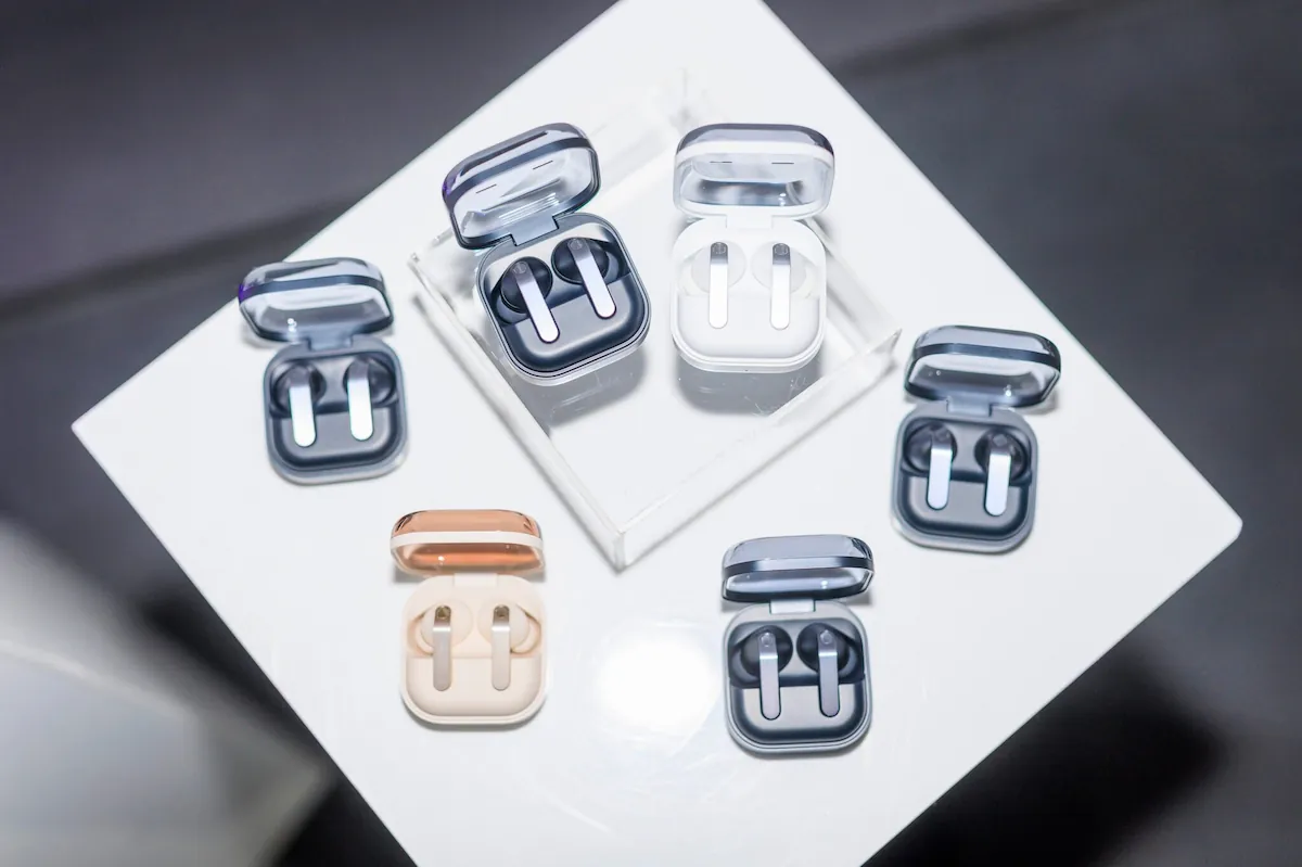 Galaxy Buds4 on Samsungi uus kõrvaklappide seeria, mis ühendab kvaliteetse heli ja arendatud ergonoomilise lahenduse